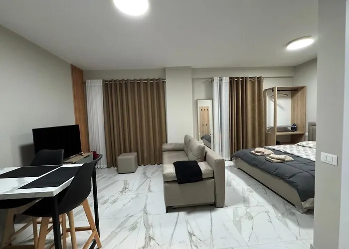 Dennys Apartment At Gardenia Myslym Shyri